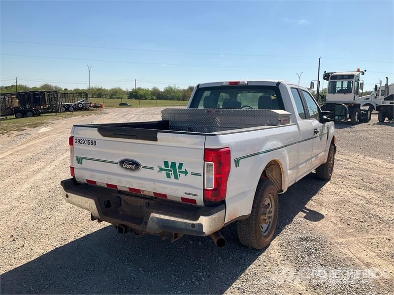 Ford F-250 XL 4x2 Extended Cab Pickup Inne