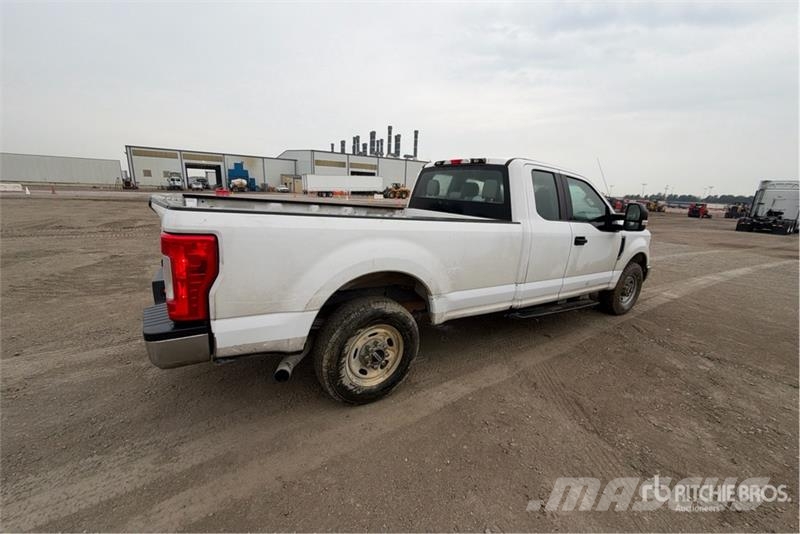 Ford F-250 XL 4x2 Extended Cab Pickup Egyéb
