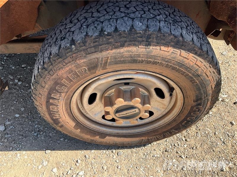 Ford F-250 XL 4x2 Extended Cab Pickup Inne