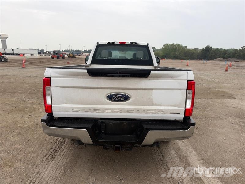 Ford F-250 XL 4x2 Extended Cab Pickup Egyéb