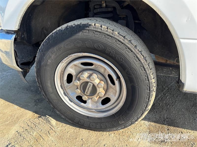 Ford F-250 XL 4x2 Extended Cab Pickup أخرى