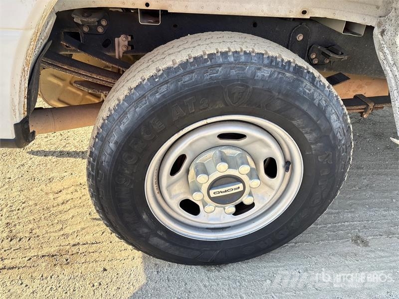 Ford F-250 XL 4x2 Extended Cab Pickup أخرى