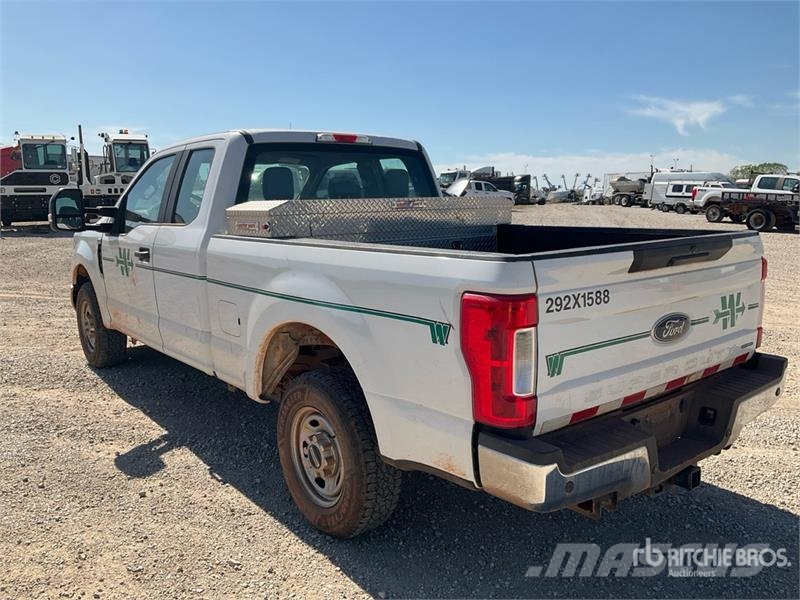 Ford F-250 XL 4x2 Extended Cab Pickup Inne