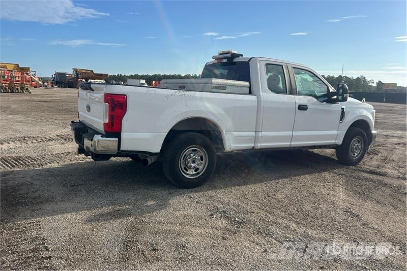Ford F-250 XL 4x2 Extended Cab Pickup Outro