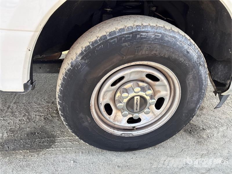 Ford F-250 XL 4x2 Extended Cab Pickup Muu