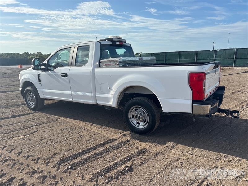 Ford F-250 XL 4x2 Extended Cab Pickup Otros