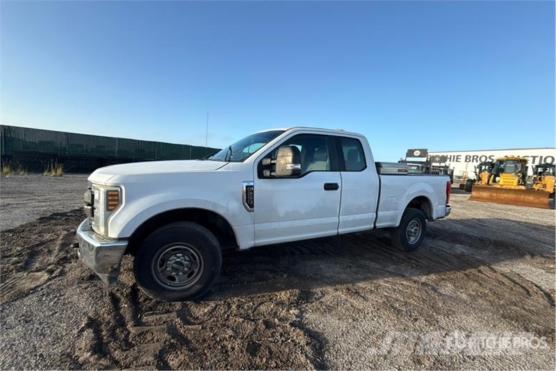 Ford F-250 XL 4x2 Extended Cab Pickup Прочие фургоны