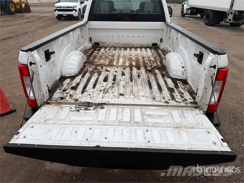 Ford F-250 XL 4x2 Extended Cab Pickup Egyéb