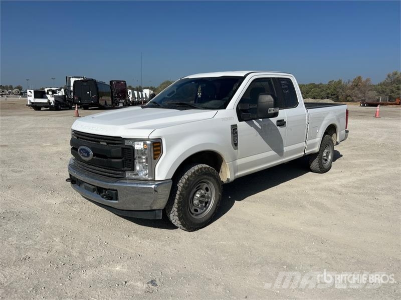 Ford F-250 XL 4x2 Extended Cab Pickup Muu
