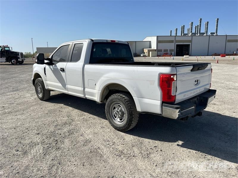 Ford F-250 XL 4x2 Extended Cab Pickup Muu