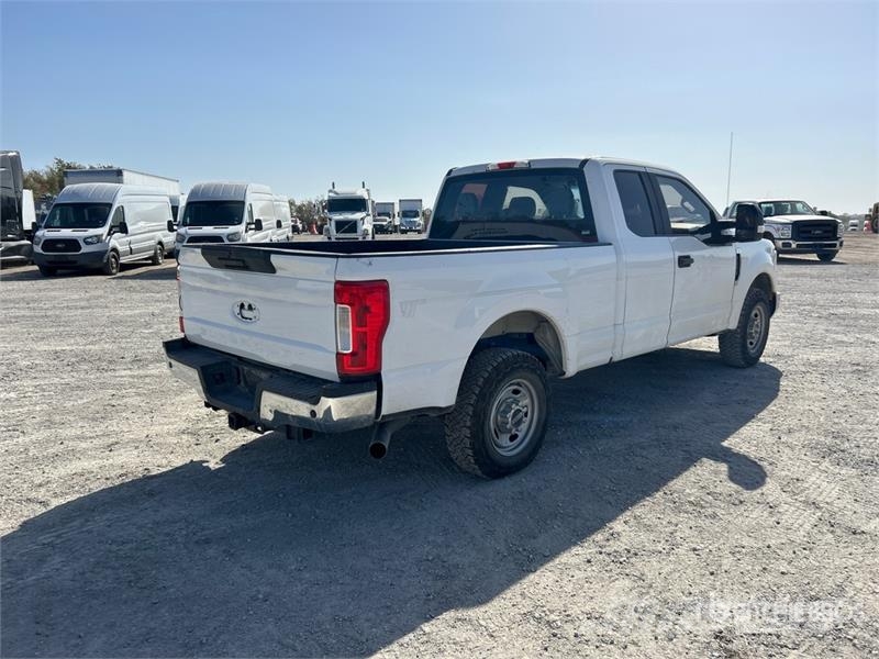 Ford F-250 XL 4x2 Extended Cab Pickup Muu
