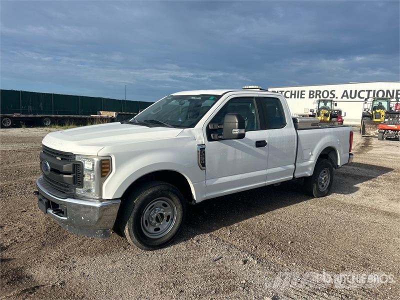 Ford F-250 XL 4x2 Extended Cab Pickup Outro