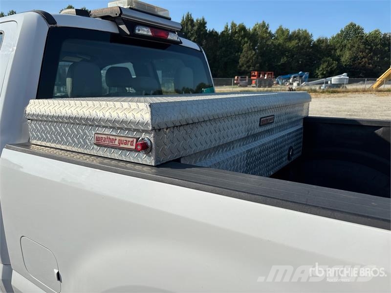 Ford F-250 XL 4x2 Extended Cab Pickup أخرى