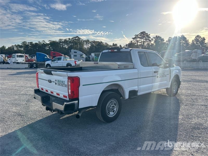 Ford F-250 XL 4x2 Extended Cab Pickup Andre varebiler