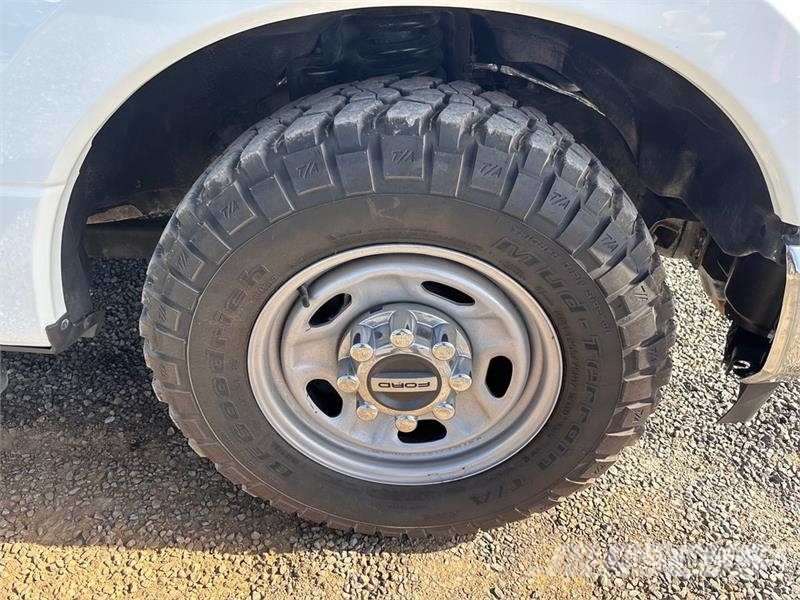 Ford F-250 XL 4x2 Extended Cab Pickup Andre varebiler