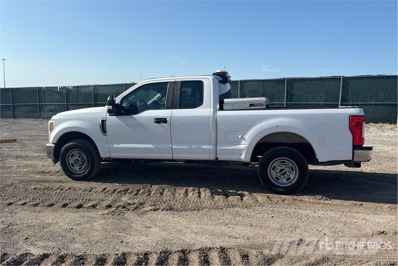 Ford F-250 XL 4x2 Extended Cab Pickup Iné