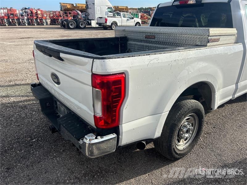 Ford F-250 XL 4x2 Extended Cab Pickup Outro