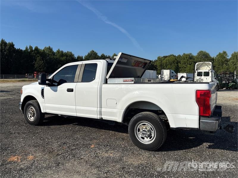 Ford F-250 XL 4x2 Extended Cab Pickup أخرى