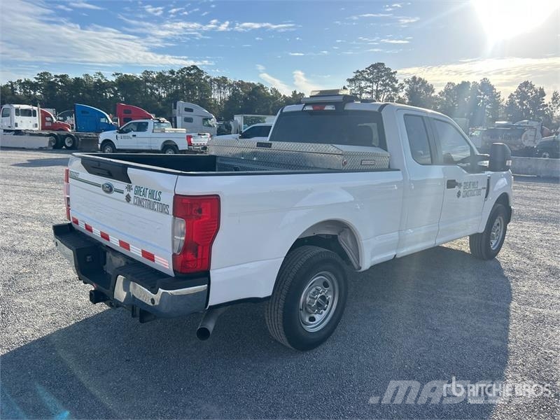Ford F-250 XL 4x2 Extended Cab Pickup Andre varebiler