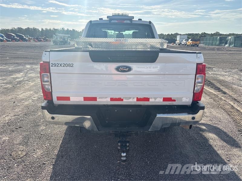 Ford F-250 XL 4x2 Extended Cab Pickup Otros
