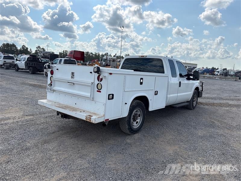 Ford F-250 XL 4x2 Extended Cab Utility Truck Utilitaire benne