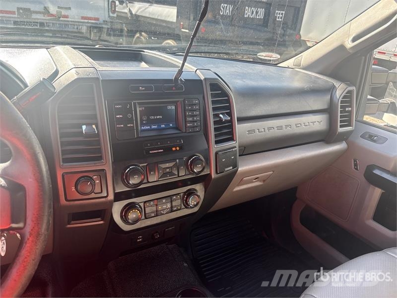 Ford F-250 XL 4x2 Extended Cab Pickup Iné