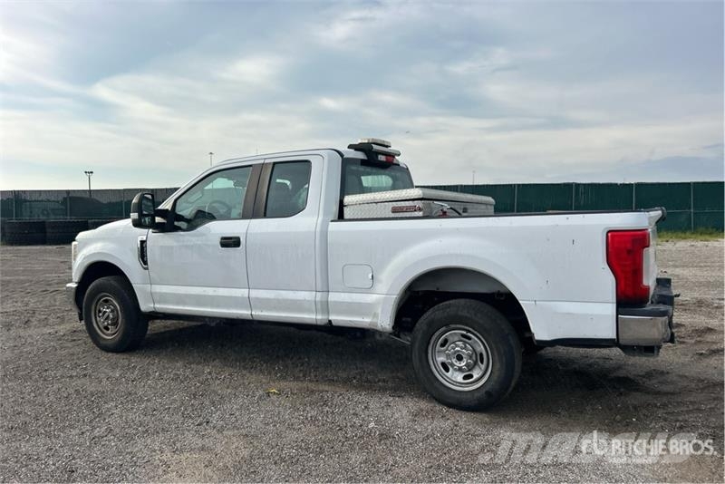 Ford F-250 XL 4x2 Extended Cab Pickup Furgoni altro