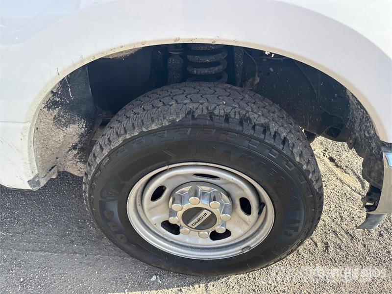 Ford F-250 XL 4x2 Extended Cab Pickup Otros