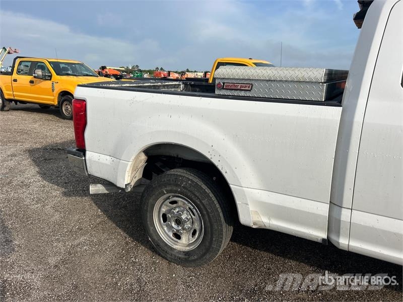 Ford F-250 XL 4x2 Extended Cab Pickup Ostalo