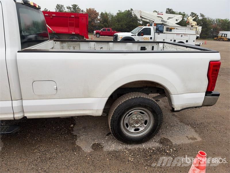 Ford F-250 XL 4x2 Extended Cab Pickup Egyéb