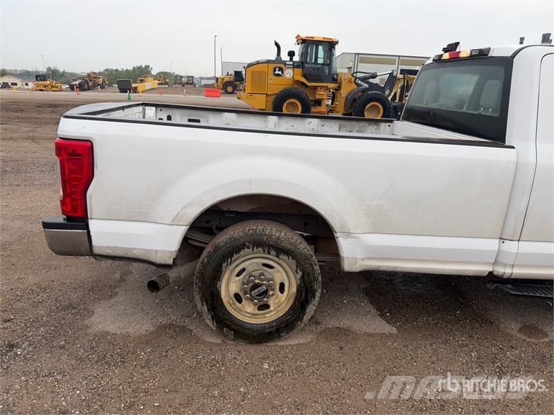 Ford F-250 XL 4x2 Extended Cab Pickup Egyéb
