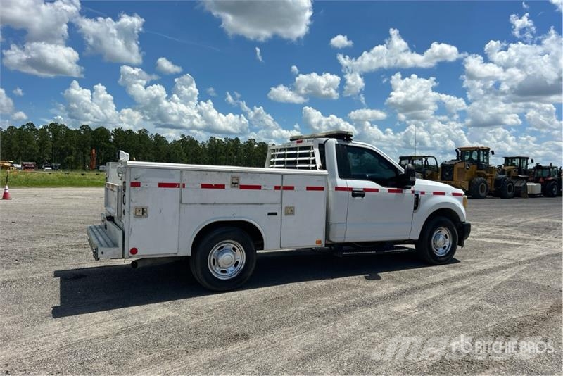 Ford F-250 XL 4x2 Utility Truck Pickup/planbiler
