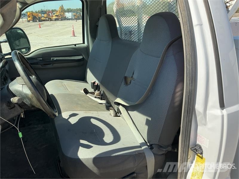 Ford F-250 XL 4x2 Utility Truck 皮卡.傳統半斗卡車/側卸板