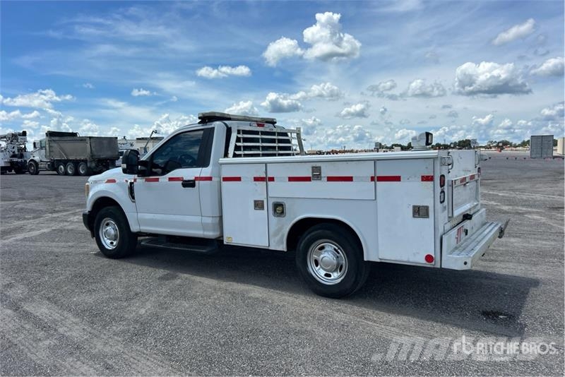 Ford F-250 XL 4x2 Utility Truck Pickup/planbiler