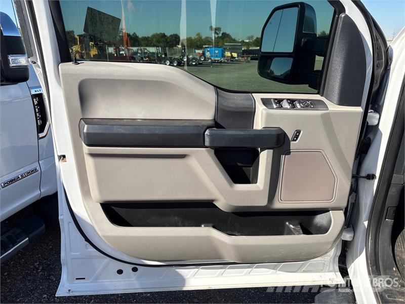 Ford F-250 XL 4x4 Crew Cab Pickup Ostalo