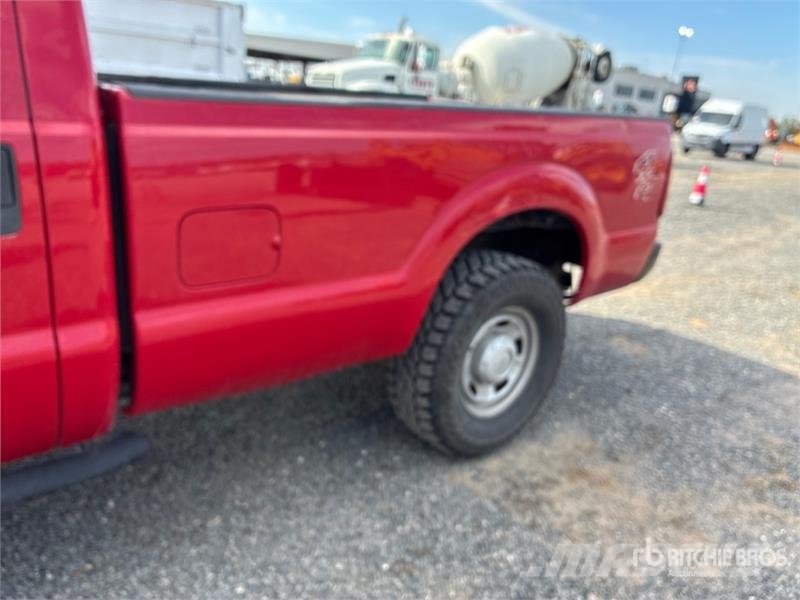 Ford F-250 XL 4x4 Crew Cab Pickup Ostalo