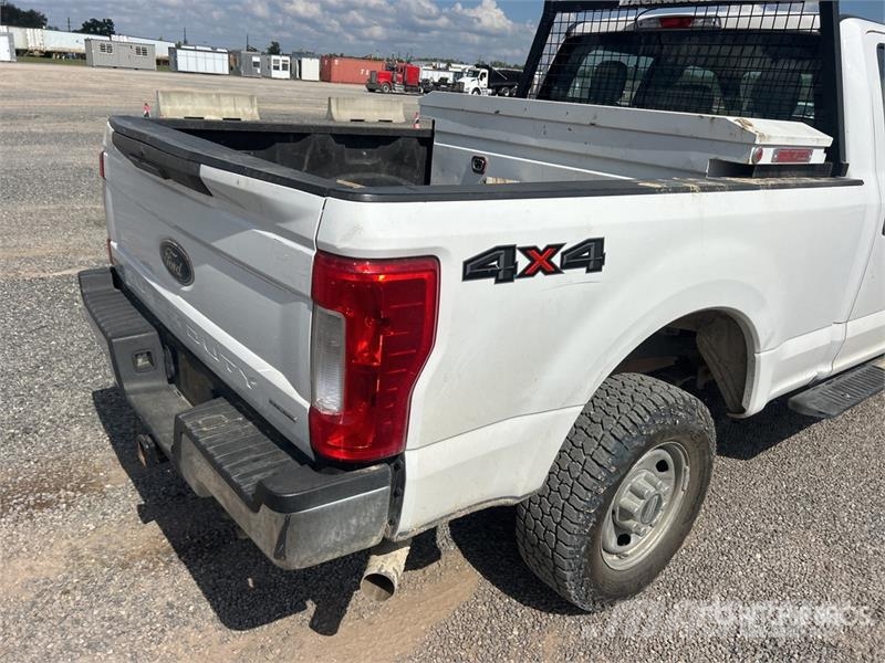 Ford F-250 XL 4x4 Crew Cab Pickup Ostalo