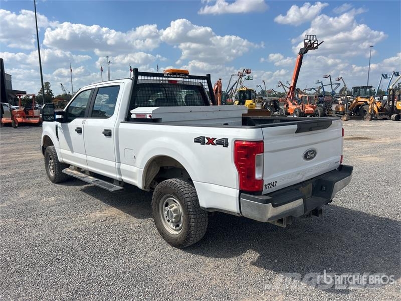 Ford F-250 XL 4x4 Crew Cab Pickup Ostalo