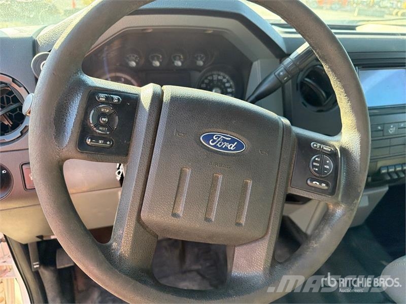 Ford F-250 XL 4x4 Crew Cab Pickup Ostalo