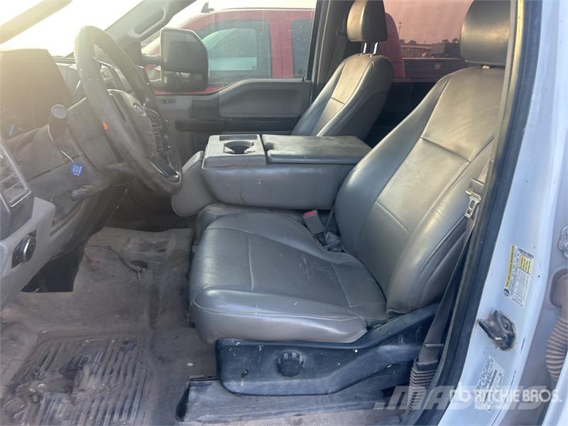 Ford F-250 XL 4x4 Crew Cab Pickup Diger