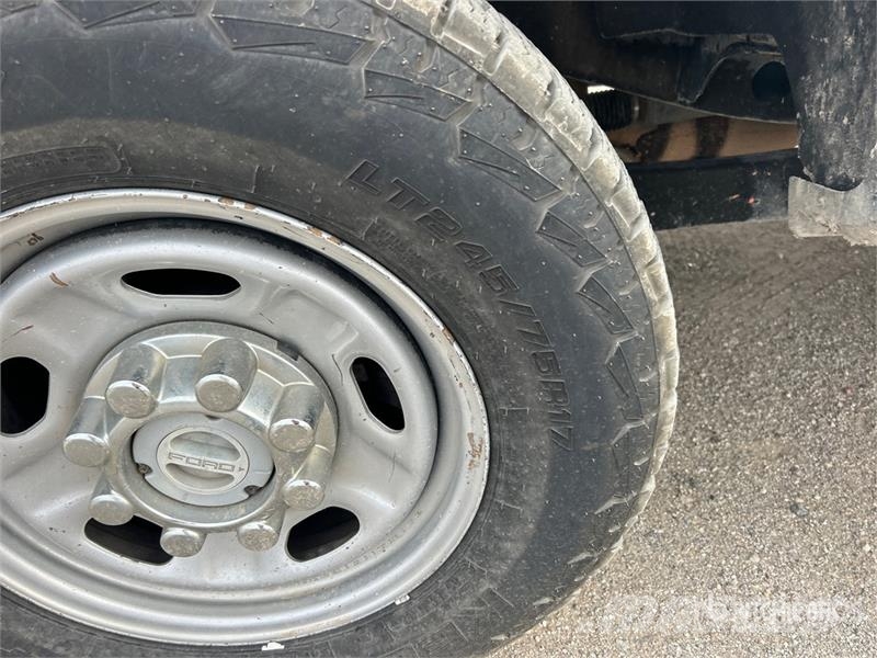 Ford F-250 XL 4x4 Crew Cab Pickup Muu