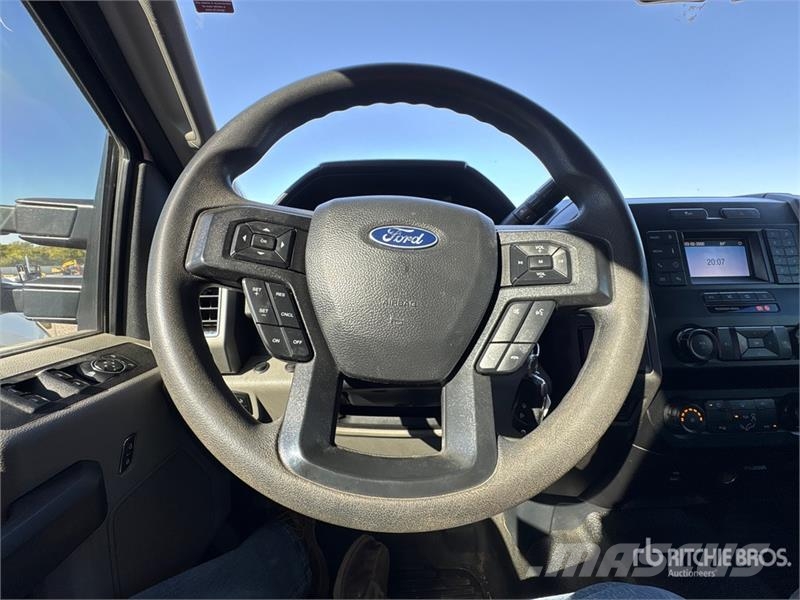 Ford F-250 XL 4x4 Crew Cab Pickup Ostalo