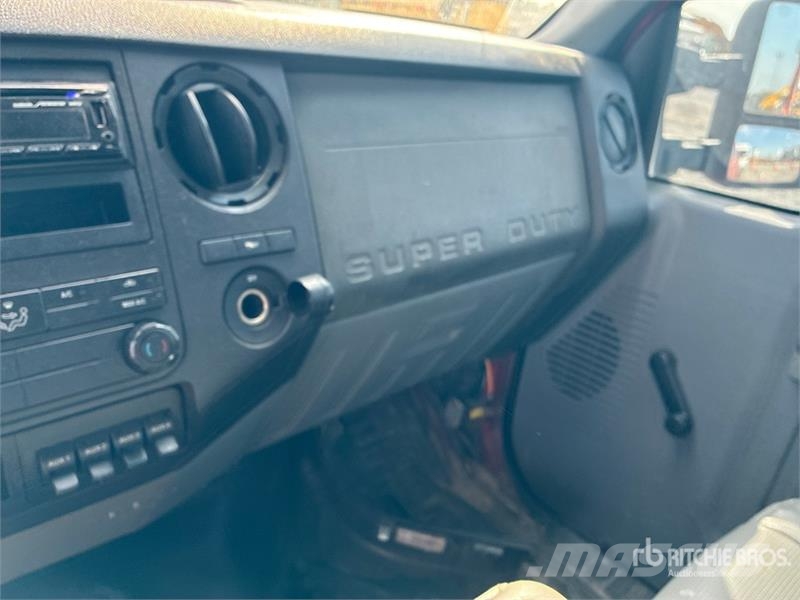 Ford F-250 XL 4x4 Crew Cab Pickup Ostalo