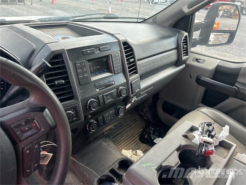 Ford F-250 XL 4x4 Crew Cab Pickup Ostalo