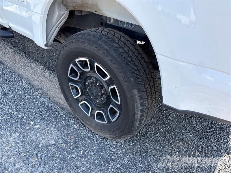 Ford F-250 XL 4x4 Crew Cab Pickup Ostalo