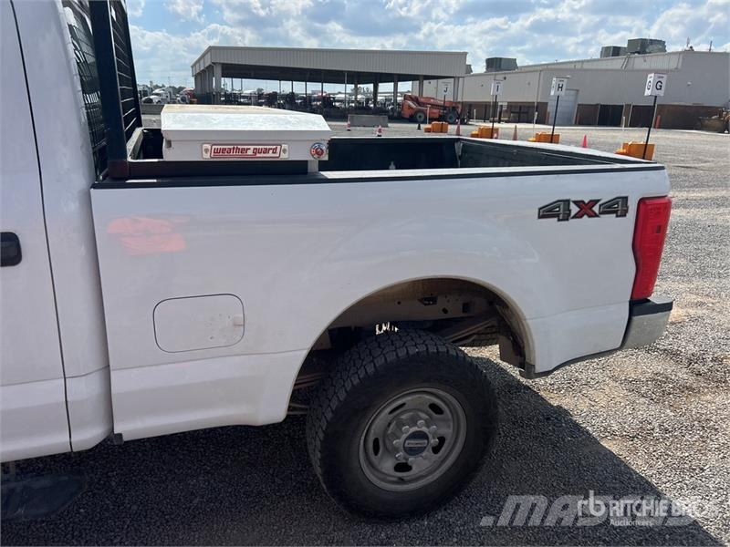 Ford F-250 XL 4x4 Crew Cab Pickup Ostalo
