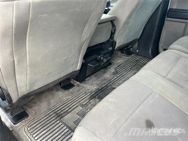 Ford F-250 XL 4x4 Crew Cab Pickup Muu