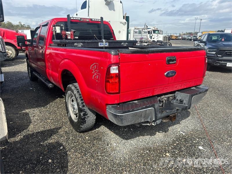 Ford F-250 XL 4x4 Crew Cab Pickup (Inoperable) Ostalo