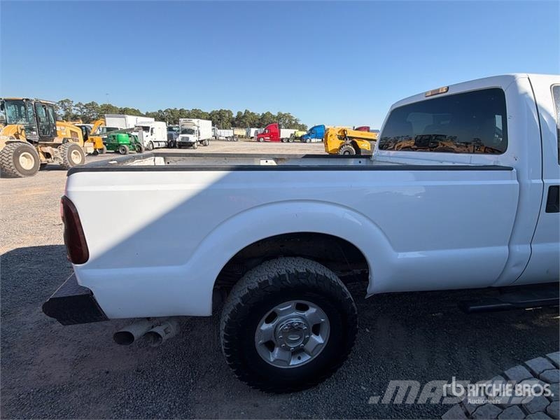 Ford F-250 XL 4x4 Crew Cab Pickup Ostalo