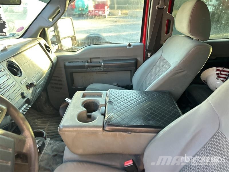 Ford F-250 XL 4x4 Crew Cab Pickup (Inoperable) Ostalo